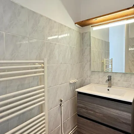 Au Coeur De Cauterets, T2 + Alcove. 4p. *