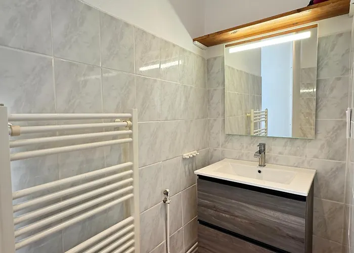 Au Coeur De Cauterets, T2 + Alcove. 4p. *